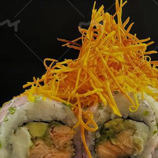 Uramaki de patata crujiente con tempura salmón