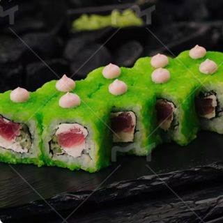 Uramaki de masago verde con atún