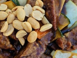 Atún crujiente con salsa konba(picante)