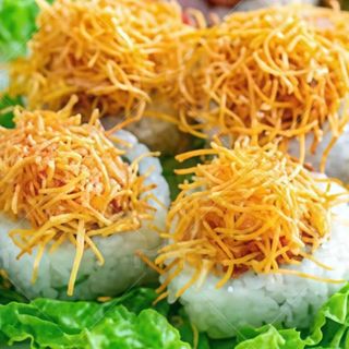 Uramaki de patata crujiente con tempura atún