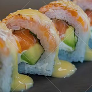 Flameado uramaki de salmón con salmón