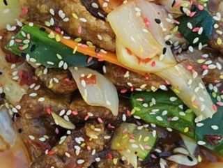 Pollo vegetal con salsa dulce picante