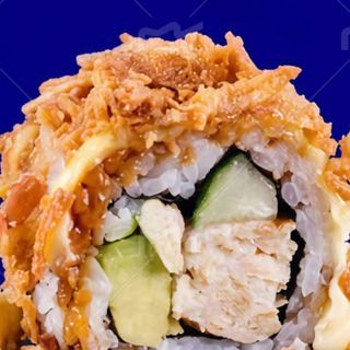 Uramaki de cebolla crujiente tempura salmón