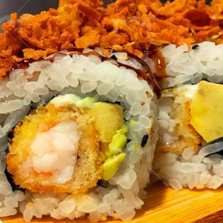 Uramaki de cebolla crujiente tempura langostinos