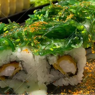 Uramaki de wakame con tempura langostinos