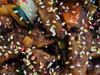 Pollo vegetal con salsa konba (picante)