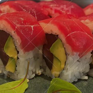 Uramaki de atún con atún