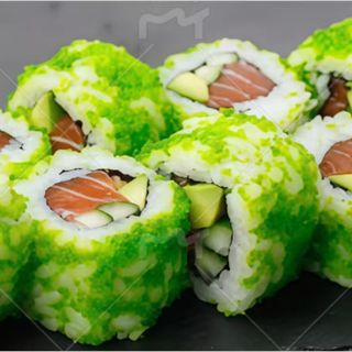 Uramaki de masago verde con salmón