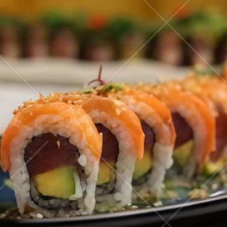 Uramaki de salmón con atún