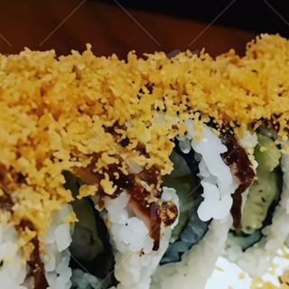 Uramaki de tempura crujiente con pato crujiente