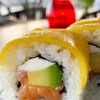 Uramaki de Mango con salmón