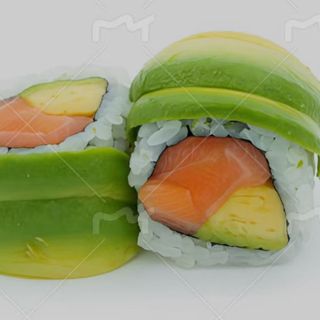 Uramaki de aguacate con salmón