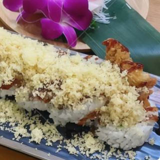 Uramaki de tempura crujiente con tempura pollo