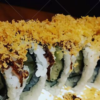 Uramaki de tempura crujiente con tofu frito