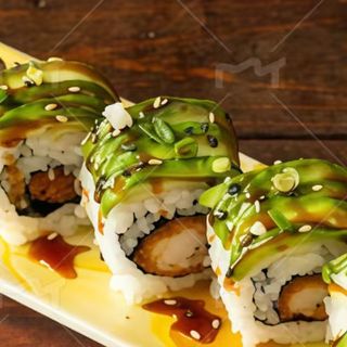 Uramaki de aguacate con tempura salmón
