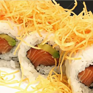 Uramaki de patata crujiente con salmón