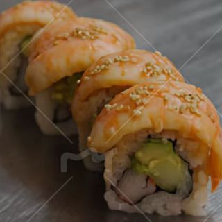 Flameado uramaki de salmón con tempura langostinos