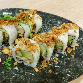 Uramaki de cebolla crujiente aguacate