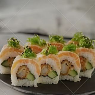 Uramaki de salmón con tempura langostinos