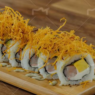 Uramaki de patata crujiente langostinos cocidos