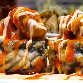 Tempura futomaki de atún con atún picante (8 Uds)