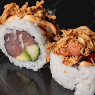 Uramaki de cebolla crujiente atún picante