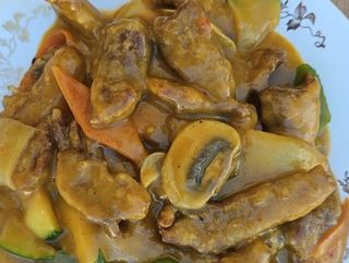 Atún crujiente con salsa curry tailandesa