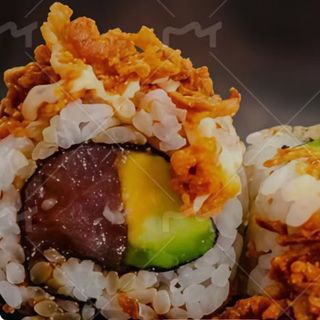 Uramaki de cebolla crujiente atún
