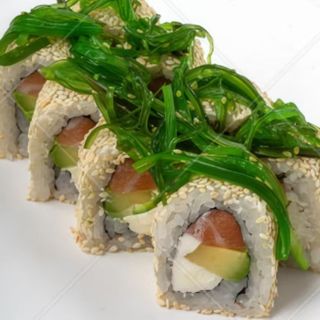 Uramaki de wakame con salmón