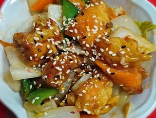 Salmon crujiente con salsa de curry tailandesa