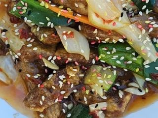 Atún crujiente con salsa dulce picante