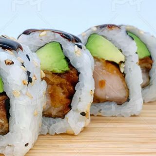 Uramaki de sésamo con tempura pollo