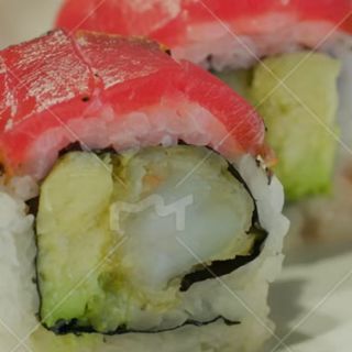 Uramaki de atún con tempura langostinos