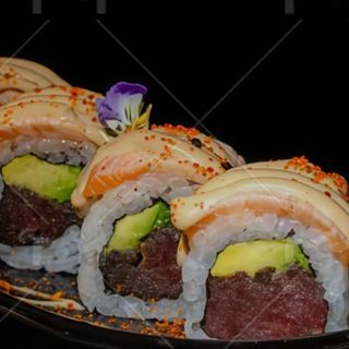 Flameado uramaki de salmón con atún