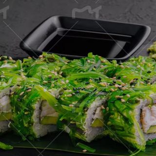 Uramaki de wakame con langostinos cocidos