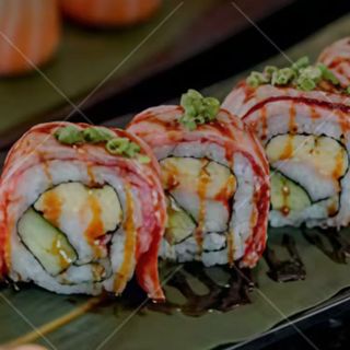 Flameado uramaki de atún con tempura langostinos