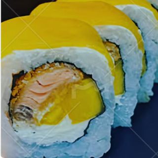 Uramaki de Mango con tempura salmón