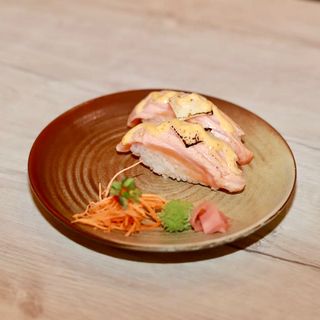 47·Nigiri de salmón y queso flameado (2 uds.)