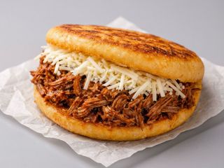 Arepa frita de carne mechada y queso