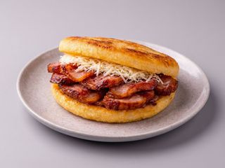 Arepa frita de bacon y queso