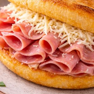 Arepa frita de jamón y queso