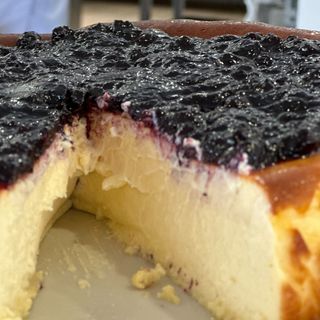 Porción de tarta de queso con arándanos