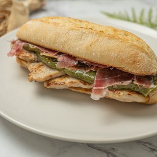 Bocata de pernil (pierna de cerdo)