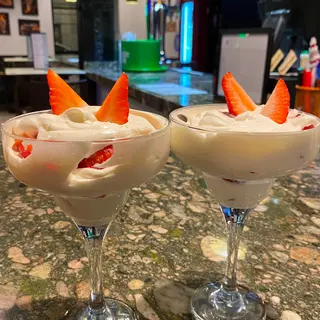 Deliciosa crema batida con fresas 