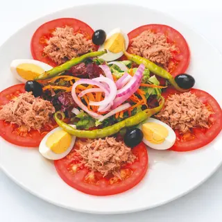 Ensalada de tomate y atún