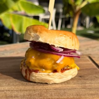 Cheeseburger + patatas