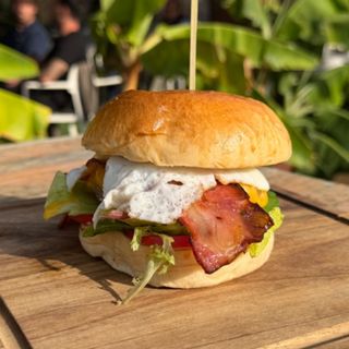 La huevona + patatas