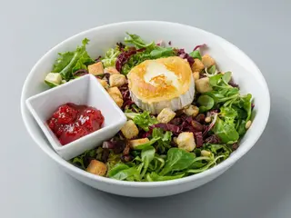 Ensalada De Cabra Con Mermelada De Tomate