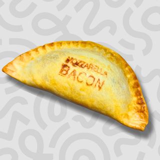 Empanada de mozzarella con bacon