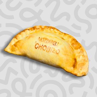 Empanada de mozzarella y chorizo